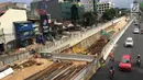Kendaraan melintas di samping pembangunan proyek underpass Mampang-Kuningan, Jakarta, Senin (29/1). Proyek terowongan ini molor disebabkan adanya instalasi kabel PT PGN dan Palyja yang belum bisa dipindahkan. (Liputan6.com/Immanuel Antonius)