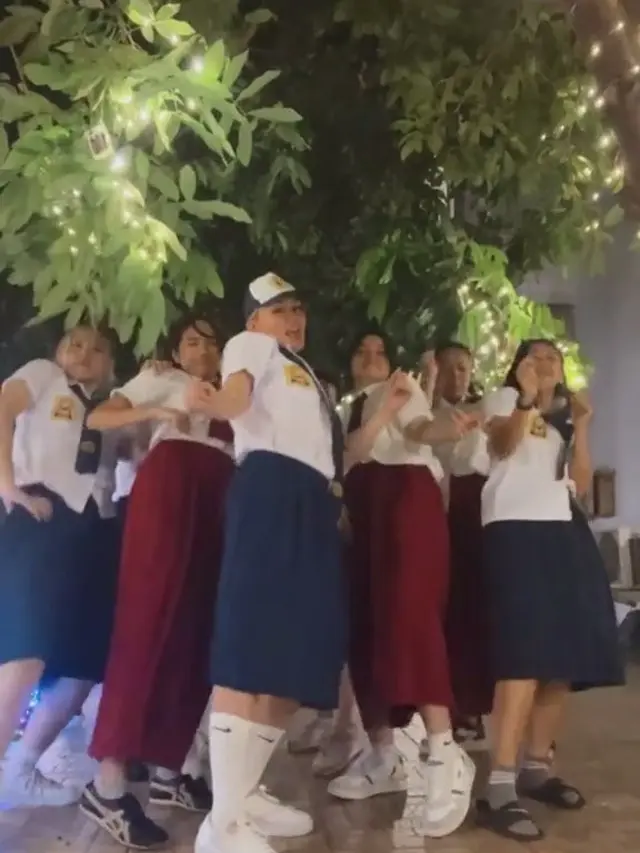 Agnez Mo dalam balutan seragam SMP. (Foto: tiktok/agnezmo)