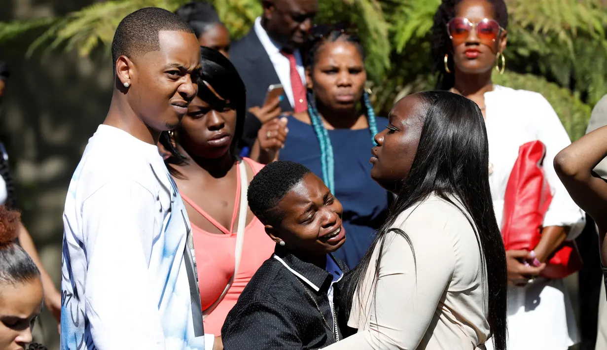 Caminisha Snell (tengah), adik dari Carnell Snell, menangis setelah upacara peringatan untuk Carnell Snell Jr., yang ditembak oleh Polisi Los Angeles, di Los Angeles, California, AS, Sabtu (8/10) (REUTERS / Jonathan Alcorn)