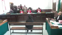 Terdakwa Desi Ariani menjalani sidang kasus penculikan bayi di PN Bandung, Jabar. (Liputan6.com/Okan Firdaus)