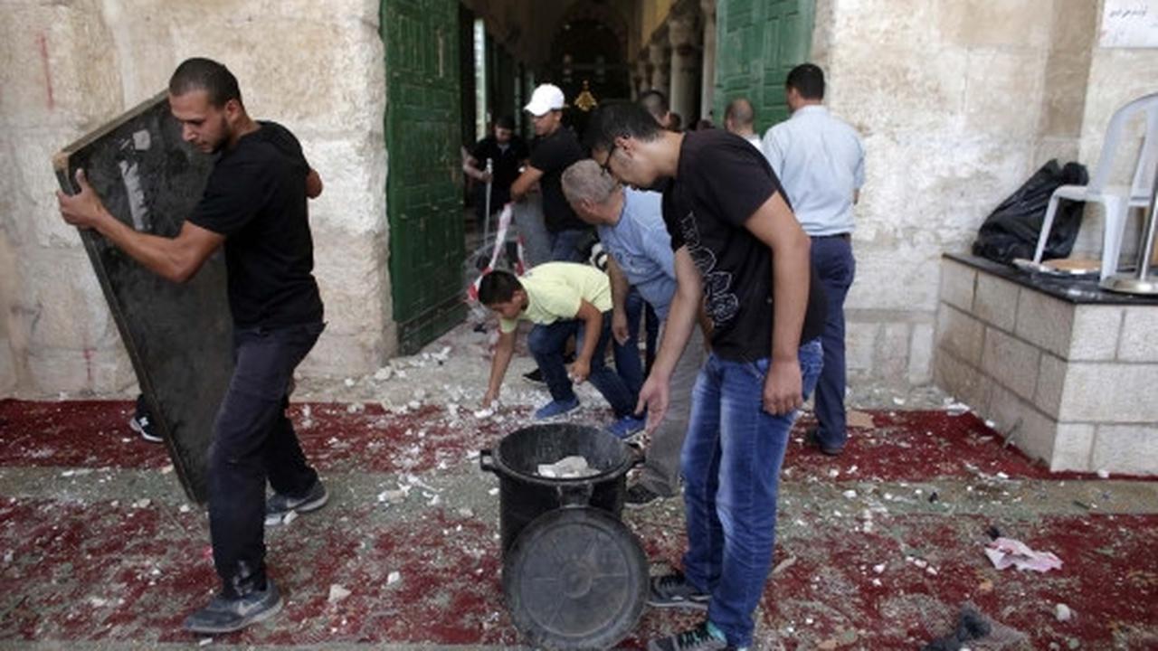 Gotong-royong warga Palestina bersihkan reruntuhan Masjidil Aqsa