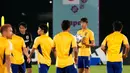 Pemain Jepang melakukan pemanasan saat sesi latihan di Doha, Qatar, 29 November 2022. Jepang akan menghadapi Spanyol dalam pertandingan Grup E Piala Dunia 2022 pada 1 Desember. (AP Photo/Eugene Hoshiko)