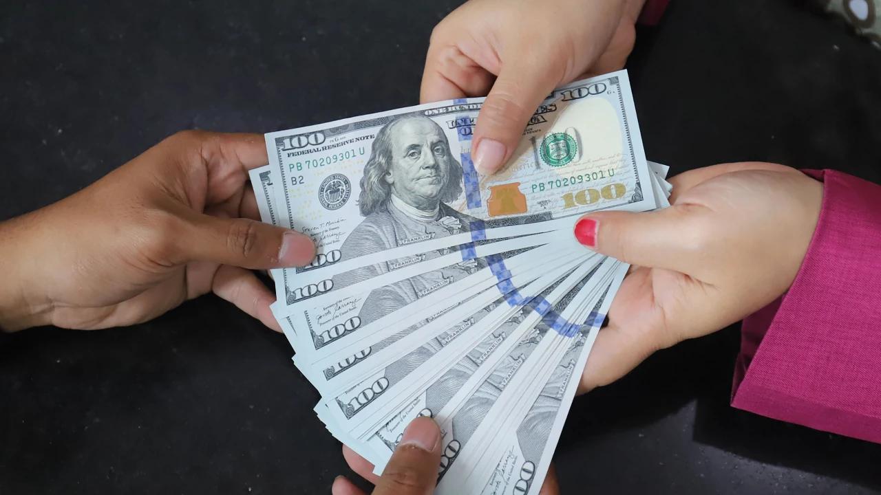 FOTO: Rupiah Menguat Tipis Namun Masih Bertahan di Level Rp 18 Ribu
