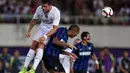 Cristiano Ronaldo berebut bola dengan pemain Inter Milan, Juan Jesus. (AFP Photo/Johannes Eisele)