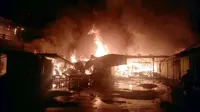 Kebakaran melanda Shopping Center Limboto, pusat perbelanjaan terbesar di Kabupaten Gorontalo. (Liputan6.com/Arfandi Ibrahim)