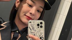 Dikenal sebagai artis yang kerap bergaya simpel dan minimalis, Seol In Ah pamerkan pose mirror selfie saat mengenakan topi ala kepolisian. Dengan senyum manisnya, wanita kelahiran 3 Januari 1996 ini tetap tampak kasual dan kece abis. (Liputan6.com/IG/@_seorina)