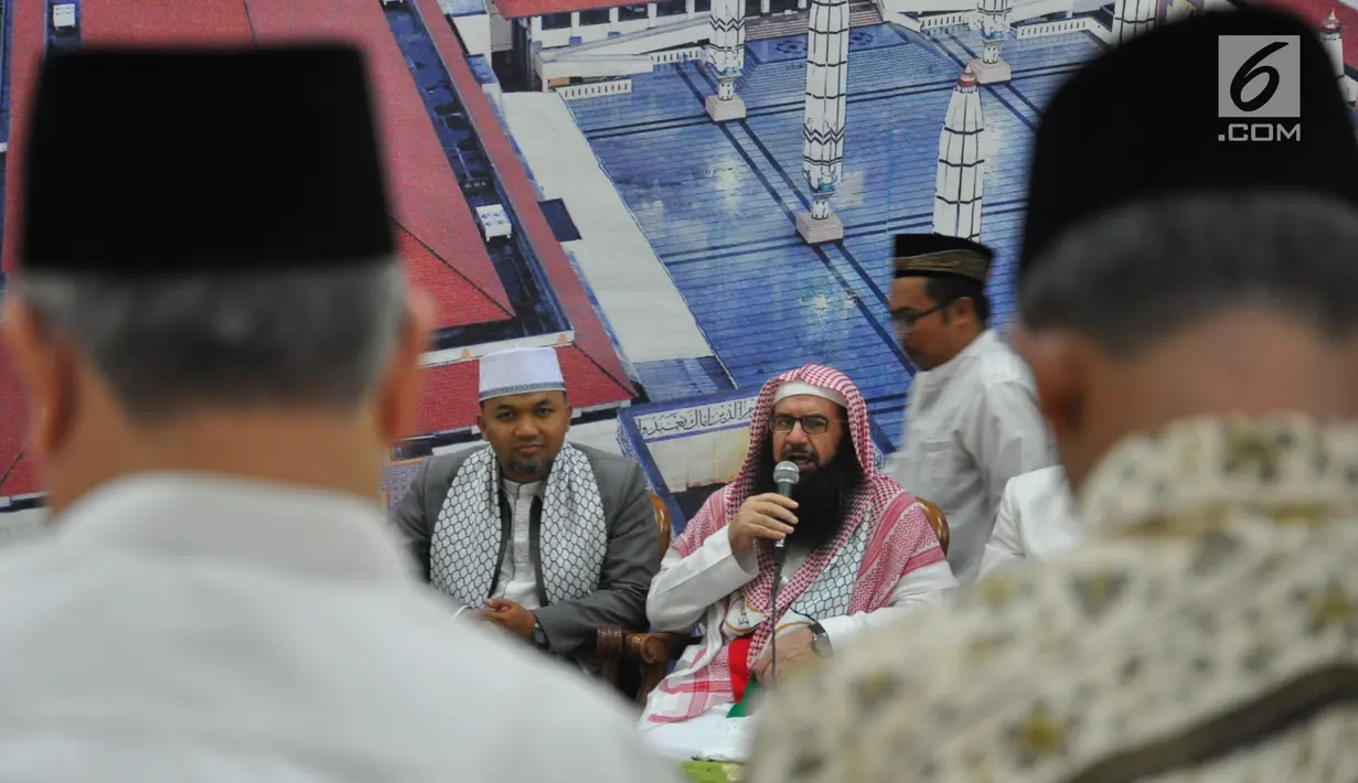 Sheikh Dr Muraweh Musa Nasar memberi kan sambutan saat mengunjungi MAJT Semarang, Senin (22/4). Sheikh Dr Muraweh Musa Nasar adalah Salah satu ulama terkemuka yang bertanggungjawab untuk memberdayakan umat Islam di Baitulmaqdis. (Liputan6.com/Gholib)