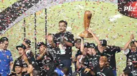 Umuh Muchtar dan Pemain Persib Bandung merayakan juara Piala Presiden 2015 di Stadion Gelora Bung Karno, Jakarta, Minggu (18/10/2015). (Bola.com/Nicklas Hanoatubun). 