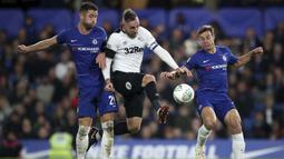 Pemain Derby County, Richard Keogh, mengontrol bola saat melawan Chelsea pada Piala Liga Inggris di Stadion Stamford Bridge, Kamis (1/112018). Chelsea menang 3-2 atas Derby County. (AP/Nick Potts)
