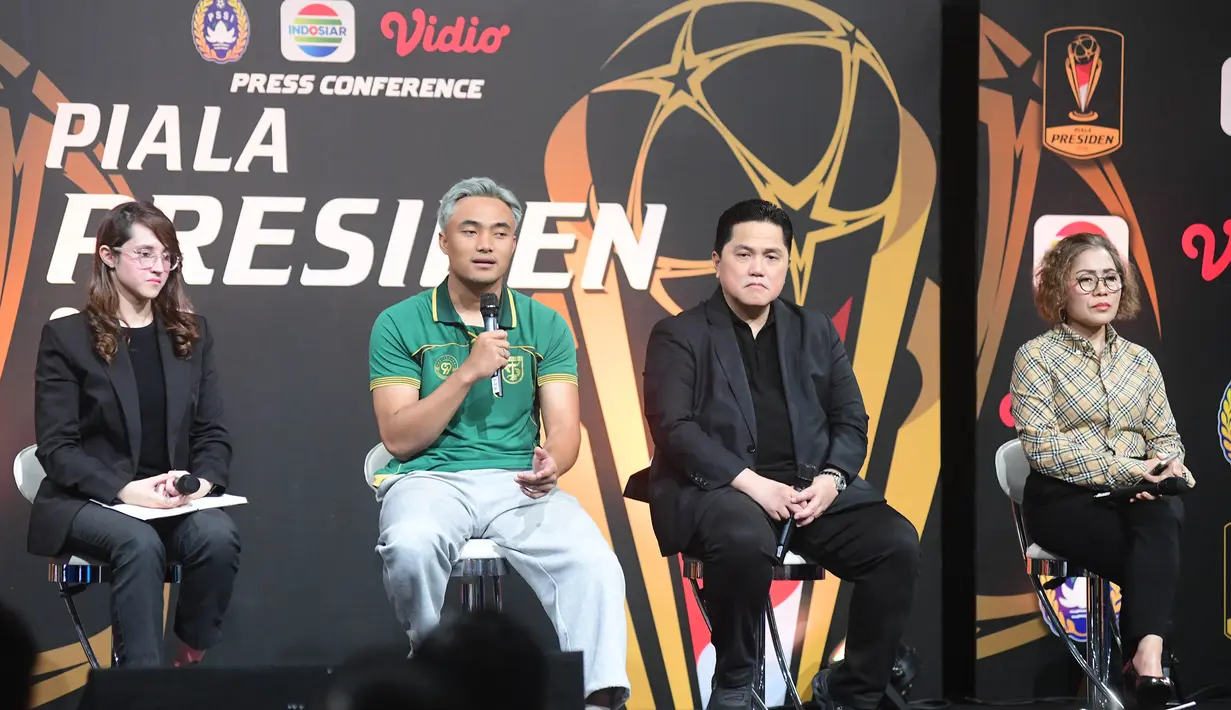(dari kiri)  Ketua OC Piala Presiden Tsamara Amany, Kiper Persebaya Ernando Ari Sutaryadi,  Ketua Umum PSSI Erick Thohir dan Direktur Emtek Media Harsiwi Achmad saat press conference Piala Presiden 2026 di Studio Lantai 8 SCTV Tower - Senayan City, Jakarta, Senin (06/07/2026). (Merdeka.com/ Arie Basuki)