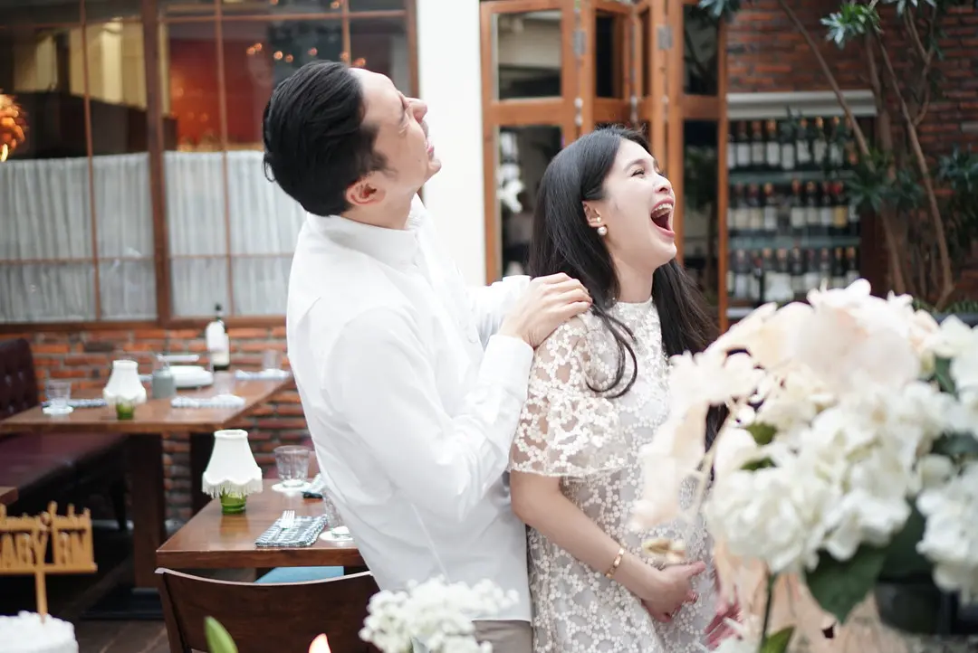 Keceriaan Sandra Dewi dalam acara baby shower. [foto: instagram/sandradewi88]