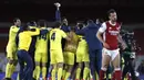 Para pemain Villarreal merayakan hasil imbang 0-0 dengan Arsenal usai berakhirnya laga leg kedua semifinal Liga Europa 2020/2021 di Emirates Stadium, London, Kamis (6/5/2021). Villarreal lolos ke final menyingkirkan Arsenal. (AP/Alastair Grant)