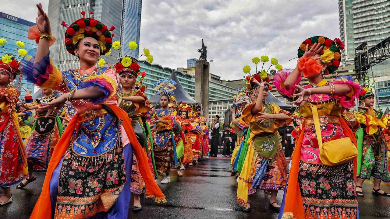 FOTO: “Jakarta dalam Warna”: Ribuan Penari Betawi Semarakkan Bundaran HI di Hari Bebas Kendaraan