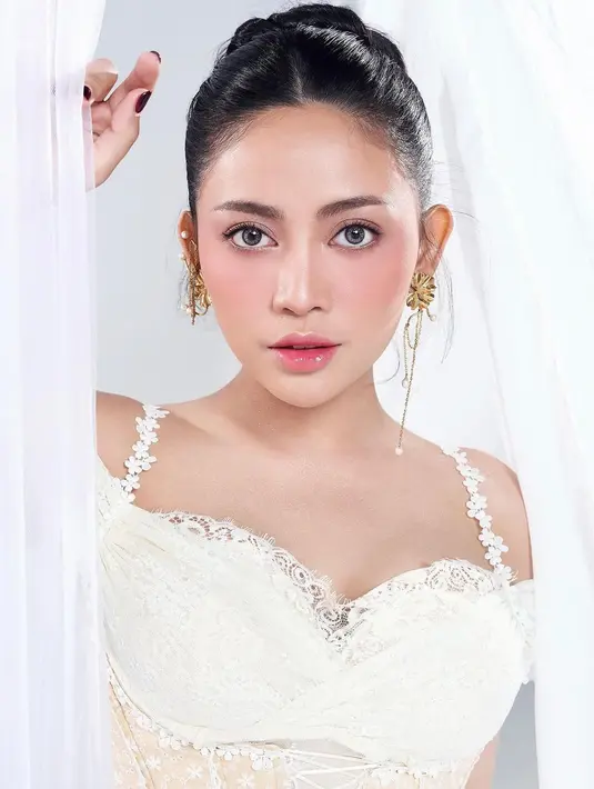 Lewat akun Instagram pribadinya, ibu dua anak itu berbagi hasil potretnya yang menawan. Ia tampil begitu bersinar mengenakan ragam busana serba putih. [@rachelvennya].