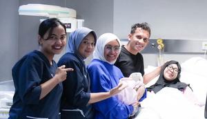 Egy mendampingi Adiba Khanza saat Melahirkan. [@adiba.knza]