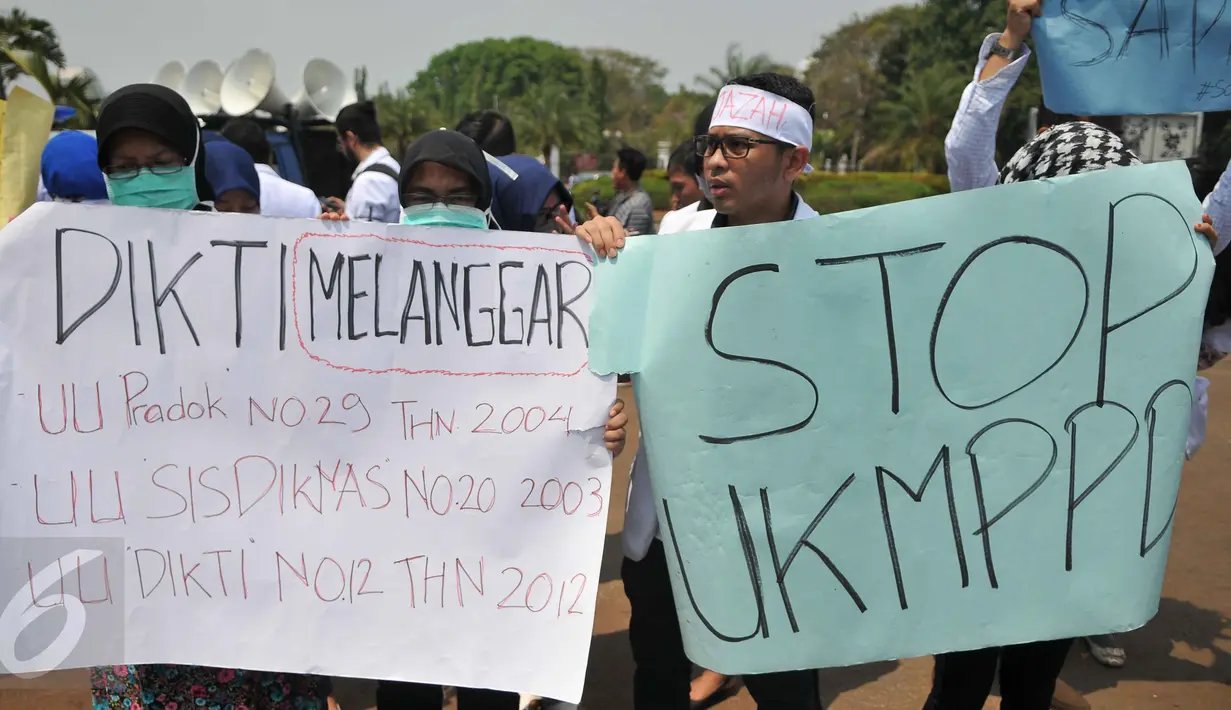 Puluhan dokter dari Pergerakan Dokter Muda Indonesia (PDMI) melakukan unjuk rasa di depan Istana Merdeka, Jakarta, Senin (7/9). Mereka  memprotes penyelenggaraan ujian kompetensi di berbagai universitas yang ada di Indonesia. (Liputan6.com/Gempur M Surya)