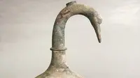 Guci perunggu berusia 2.000 tahun dengan leher melengkung berbentuk kepala angsa. (Xinhua/Li Lijing)
