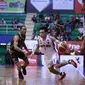 Aksi bintang Pelita Jaya, Andakara Prastawa (kanan) pada laga kontra Bima Perkasa Jogja di GOR C'Tra Arena, Bandung, Sabtu (26/1/2019). (Media IBL)