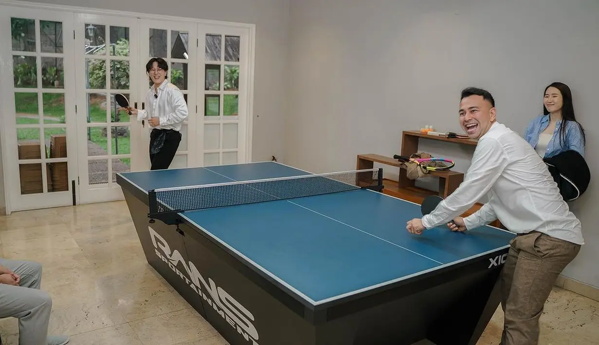Raffi Ahmad menantang DK untuk bermain tenis. Keduanya sama-sama melepas jas agar lebih nyaman bergerak. (Foto: Instagram/ raffinagita1717)