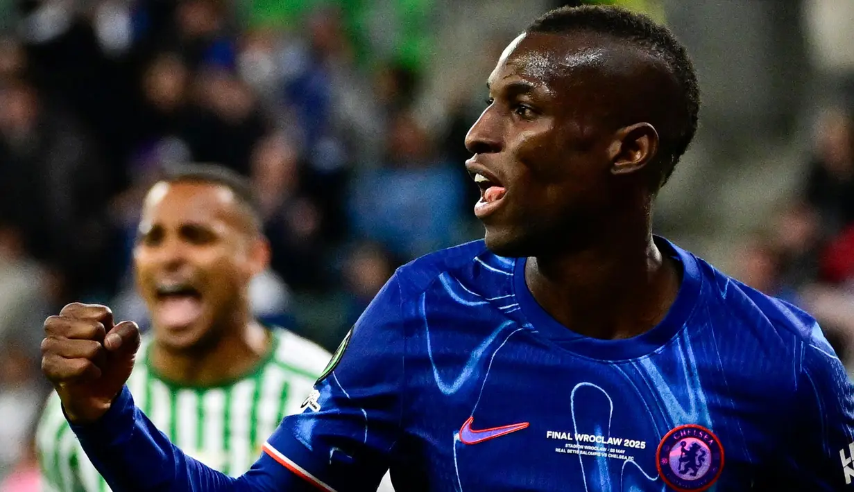 Lima menit berselang atau menit ke-70, Chelsea berbalik unggul 2-1 lewat aksi Nicolas Jackson yang menyambar bola kiriman Cole Palmer dari jarak dekat. Tampak dalam foto, Nicolas Jackson merayakan gol keunggulan Chelsea pada pertandingan Final UEFA Conference League 2024/2025 melawan Real Betis di Tarczynski Arena, Wroclaw, Polandia, Rabu 28 Mei 2025 waktu setempat atau Kamis (29/5/2025) dini hari WIB. (John MACDOUGALL/AFP)