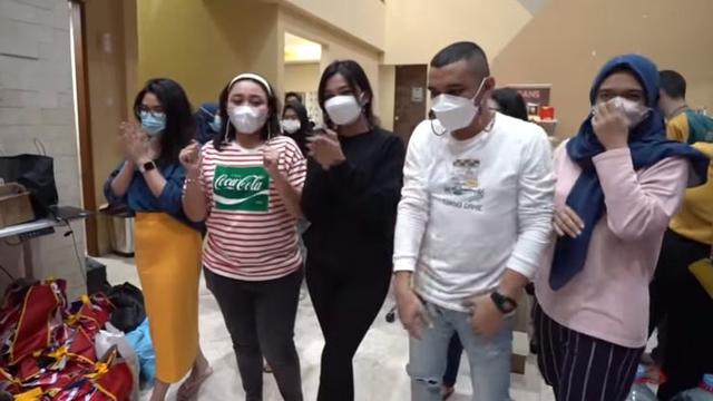 7 Potret Nagita Slavina Bagi-bagi Hampers ke Karyawan, Ada yang Dapat iPhone 12