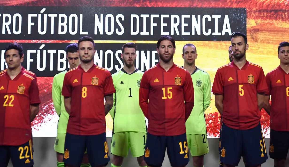 Para pemain Timnas Spanyol berpose saat launching jersey baru di Las Rozas, Madrid, Spanyol, Rabu (13/11). Jersey baru tersebut untuk menyambut Piala Eropa 2020. (AFP/Oscar Del Pozo)