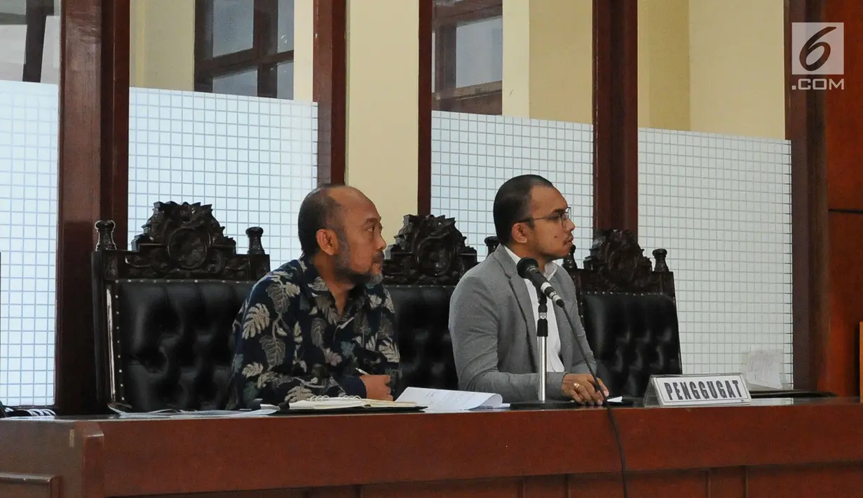 Kuasa hukum penggugat PT Buana Permata Hijau mendengarkan majelis hakim membacakan putusan saat sidang sengketa lahan Taman Bersih Manusiawi Wibawa (BMW) di PTUN DKI Jakarta, Selasa (14/5/2019). PTUN DKI Jakarta mengabulkan seluruh gugatan PT Buana Permata Hijau. (Liputan6.com/Herman Zakharia)