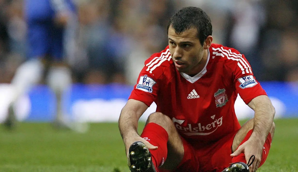 Javier Mascherano. Bek tengah asal Argentina ini didatangkan Liverpool dari West Ham pada tengah musim 2006/2007. Selama 3,5 musim ia tampil 139 laga dengan torehan 2 gol dan 7 assist. Prestasi terbaiknya adalah finalis Liga Champions 2006/2007. Ia pensiun di Estudiantes pada 2010. (AFP/Glyn Kirk)