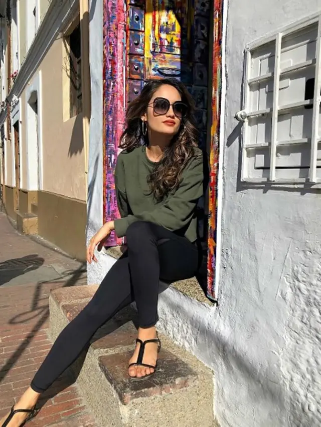 Busana Simple Cinta Laura