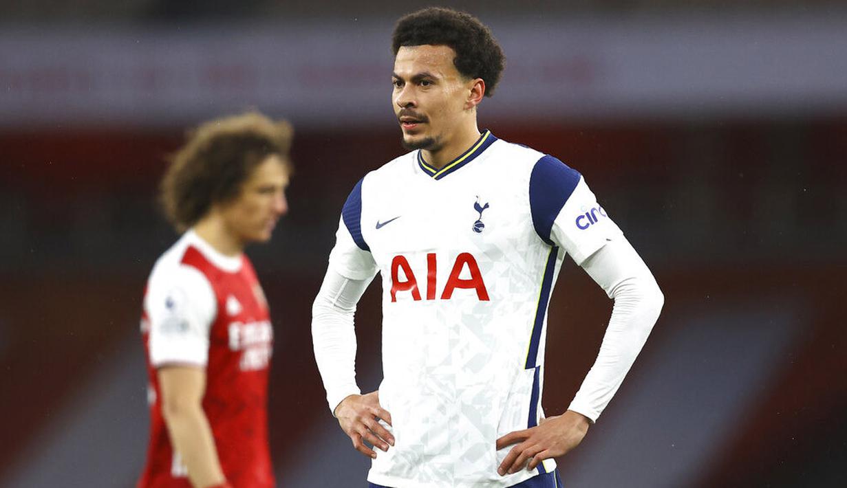 Pemain Tottenham Hotspur, Dele Alli, tampak lesu usai ditaklukkan Arsenal pada laga Liga Inggris di Stadion Emirates, Minggu (14/3/2021). Arsenal menang dengan skor 2-1. (Julian Finney/Pool via AP)