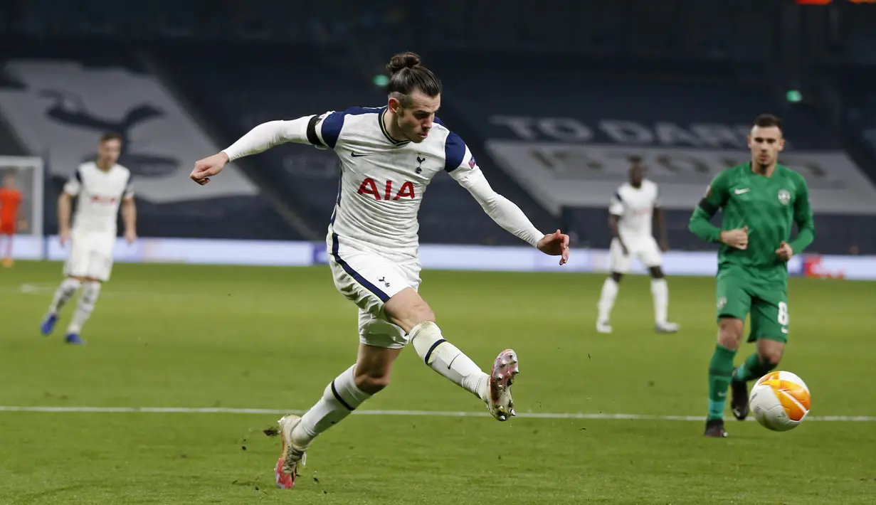 Gelandang Tottenham Hotspur, Gareth Bale mengumpan bola saat bertanding melawan Ludogorets Razgrad pada pertandingan Grup J Liga Europa di stadion Tottenham Hotspur di London, Inggris, Kamis (26/11/2020). Tottenham menang telak atas Ludogorets 4-0. (AP Photo/Ian Kington)