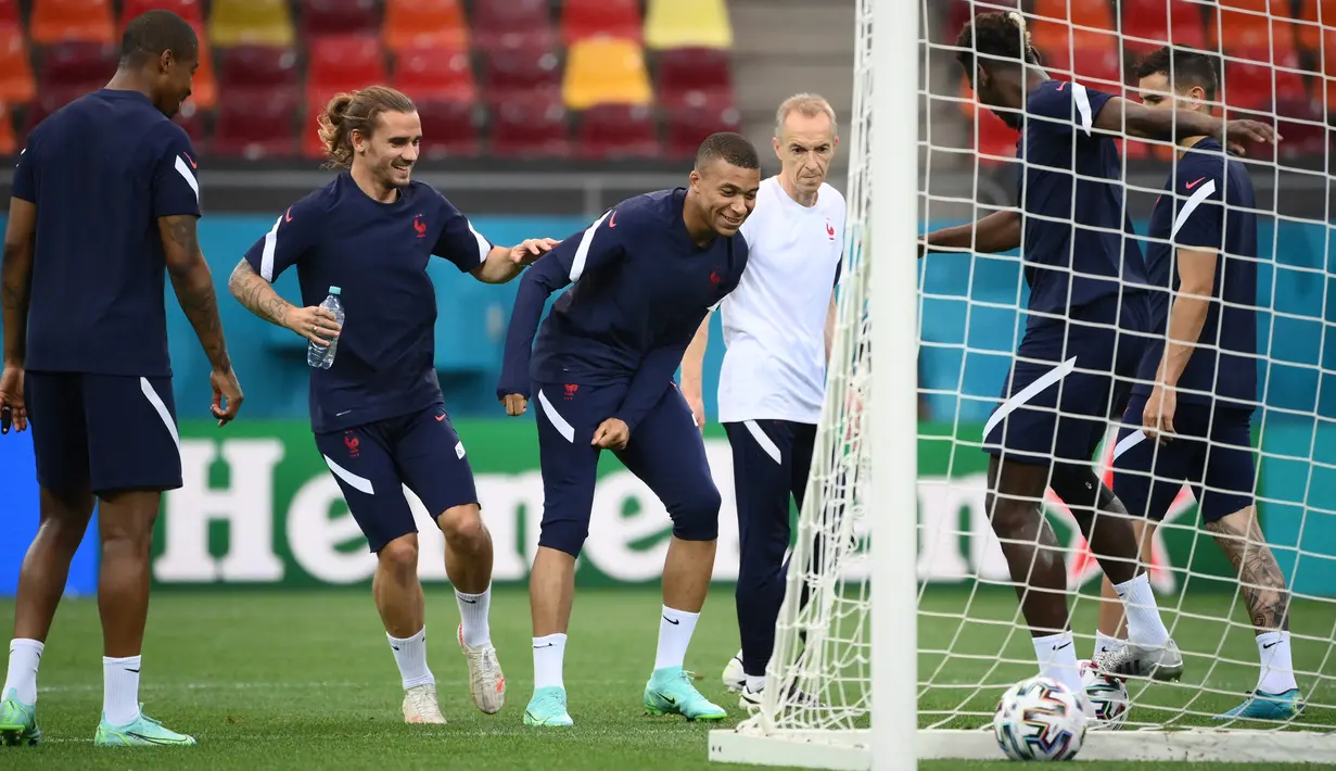 Pemain timnas Prancis Antoine Griezmann (kedua kiri) dan Kylian Mbappe (tengah) mengambil bagian dalam sesi latihan MD-1 mereka di National Arena di Bucharest Minggu (27/6/2021). Pertandingan babak 16 besar EURO 2020 akan mempertemukan Prancis vs Swiss pada Selasa (29/6) dini hari. (FRANCK FIFE/AFP)