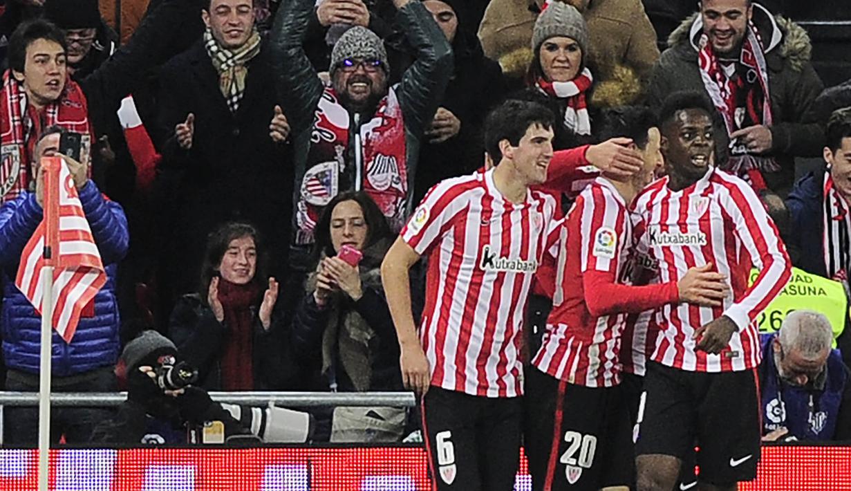 Para pemain Athletic Bilbao merayakan gol ke gawang Barcelona. Hanya berselang tiga menit, Inaki Williams mengubah kedudukan menjadi 2-0 setelah menerima umpan Aritz Aduriz pada menit ke-28. (AFP/Ander Gillenea)