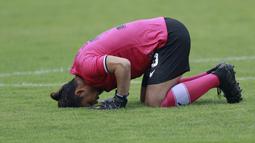 Kiper Persela Lamongan, Dwi Kuswanto melakukan sujud syukur sebelum dimulainya laga melawan PSS Sleman dalam laga matchday ke-2 Grup C Piala Menpora 2021 di Stadion Si Jalak Harupat, Bandung, Minggu (28/3/2021). (Bola.com/M Iqbal Ichsan)