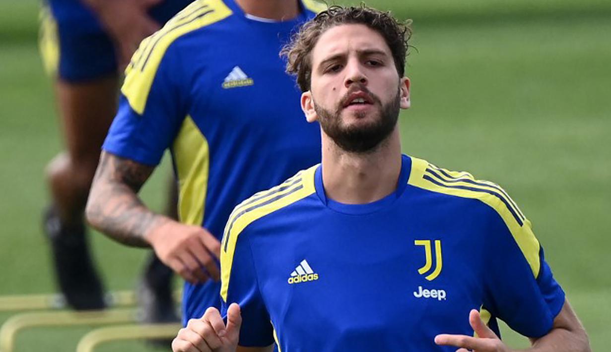 Carlo Pinsoglio. Kiper Italia yang kini menginjak usia 32 tahun ini sejatinya adalah produk akademi Juventus. Belum sempat dipromosikan ke tim senior, ia dilepas ke Vicenza pada tengah musim 2011/2012. Juventus kembali mendatangkannya dari Vicenza pada awal musim 2014/2015 dengan nilai transfer 800 ribu euro. Hingga kini ia baru bermain 5 kali bersama tim senior Juventus dengan torehan 1 kali clean sheet dan kebobolan 5 gol. Kontraknya bersama Si Nyonya Tua akan segera berakhir pada Juni 2023. (AFP/Marco Bertorello)