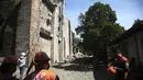 Petugas pemadam kebakaran berdiri di samping gereja yang rusak setelah gempa kuat di Ilocos Norte, Filipina Utara, Rabu (26/10/2022). Gempa kuat mengguncang sebagian besar Filipina utara, melukai banyak orang dan memaksa penutupan bandara internasional dan bandara. evakuasi pasien di rumah sakit. (AP Photo)