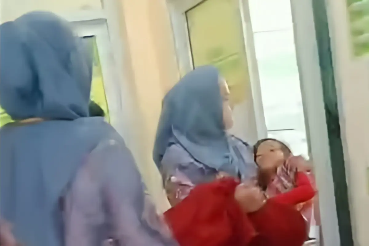 Belasan pelajar di Sekolah Dasar Negeri (SDN) 178 Palembang, Sumatera Selatan, mengalami mual dan muntah usai menyantap makanan dari program Makan Bergizi Gratis (MBG).
