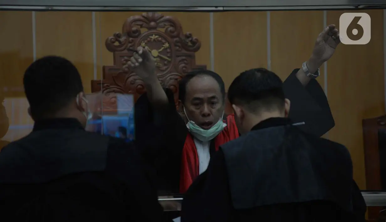 Hakim Pengadilan Negeri Jakarta Barat mengelar persidangan dengan terdakwa John Kei secara virtual di PN Jakarta Barat, Rabu (13/1/2021). Sidang perdana John Kei atas kasus dugaan perusakan rumah milik Nus Kei di Tangerang dan pengeroyokan yang menyebabkan satu orang tewas. (merdeka.com/Imam Buhori)