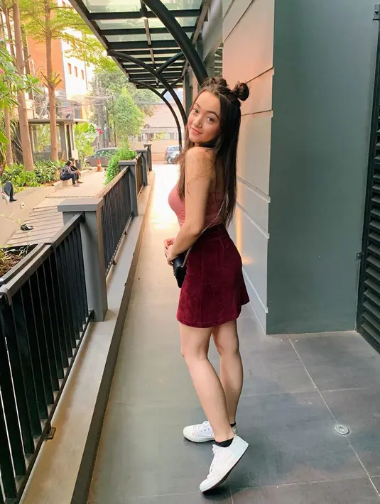 Saat bersantai ia juga tampil menawan dengan kaos tanpa lengan berwarna merah jampu yang dipadukan dengan short corduroy berwarna maaron. Gaya gadis 17 tahun ini terlihat ceria dengan messy bunn. (Liputan6.com/IG/@megandomani1410)