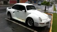 Seorang kakek tua mencoba mensintesiskan VW Kodok dengan Porsche. Hasilnya benar-benar unik (Foto: Carscoops). 