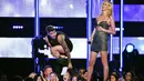 Awalnya, Justin Bieber yang berada di sebelah model Lara Stone melepaskan celana panjang hitamnya di atas panggung, New York, (9/9/14). (Theo Wargo/Getty Images for Three Lions Entertainment/AFP)