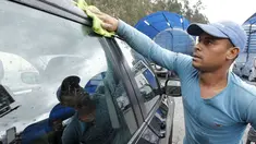 Seorang imigran asal Kuba saat membersihkan sebuah mobil di tempat pencucian mobil, Quito, Ekuador ,Selasa (1/12). Pemerintah Ekuador mengumumkan bahwa warga Kuba yang berada di Ekuador wajib mempunyai Visa. (REUTERS/Guillermo Granja)