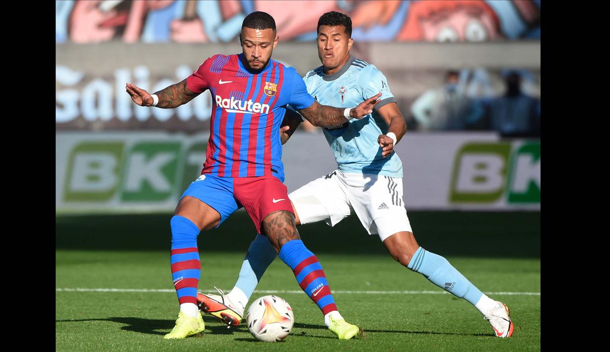 Barcelona bahkan mampu memperlihatkan kejumawaannya dengan menambah keunggulan menjadi 3-0 pada menit ke-34 berkat gol Memphis Depay. (AFP/Miguel Riopa)