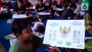 Anak-anak mengikuti lomba mewarnai burung garuda di Kampung Tematik Kampung Teras Pancasila, Karang Tengah, Tangerang, Banten, Rabu (1/6/2022). Kegiatan tersebut dilaksanakan dalam rangka memperingati hari lahirnya Pancasila bertujuan untuk memberikan wawasan dan pengetahuan tentang nilai-nilai Pancasila sejak dini. (Liputan6.com/Angga Yuniar)