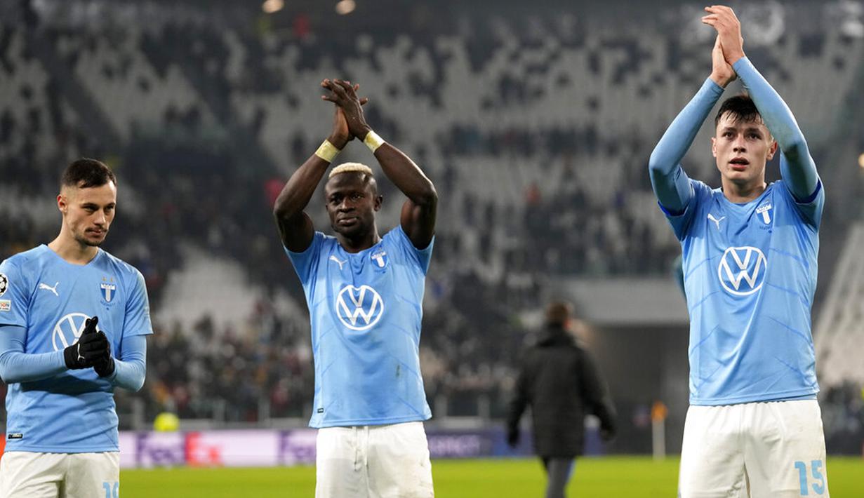 Pemain Malmo Veljko Birmancevic (kiri), Bonke Innocent (tengah), dan Anel Ahmedhodzic menyapa para penggemar usai melawan Juventus pada pertandingan sepak bola Grup H Liga Champions di Allianz Stadium, Turin, Italia, 8 Desember 2021. Juventus menang 1-0. (AP Photo/Antonio Calanni)
