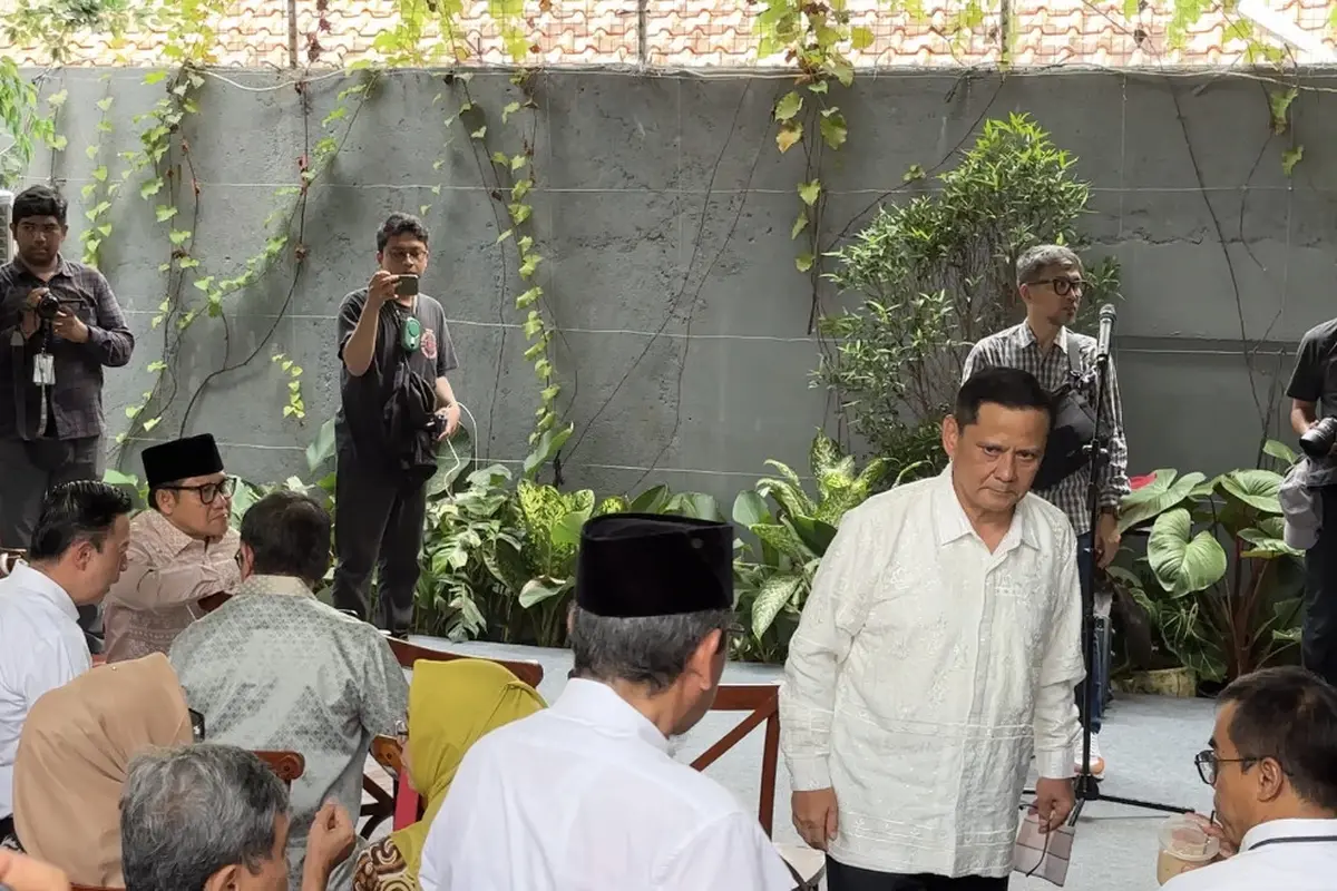 Mantan Kadivhubinter Irjen Napoleon Bonaparte (kanan) agenda halal bihalal yang juga momen pembubaran tim di Pendopo Anies Baswedan, kawasan Lebak Bulus, Jakarta (Liputan6.com/Nanda Perdana Putra)