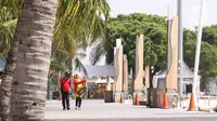 Pengunjung menikmati suasana Pantai Festival Taman Impian Jaya Ancol, Jakarta, Sabtu (20/6/2020). Setelah ditutup selama dua bulan akibat pandemi COVID-19, Kawasan rekreasi Taman Impian Jaya Ancol kembali dibuka. (Liputan6.com/Angga Yuniar)