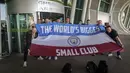 Suporter Manchester City berpose dengan bendera mereka di bandara di Porto, Portugal (28/5/2021). Klub Inggris Manchester City dan Chelsea akan memainkan final Liga Champions di stadion Dragao di Porto pada Sabtu malam atau Minggu (30/5/2021) dini hari. (AP Photo/Luis Vieira)