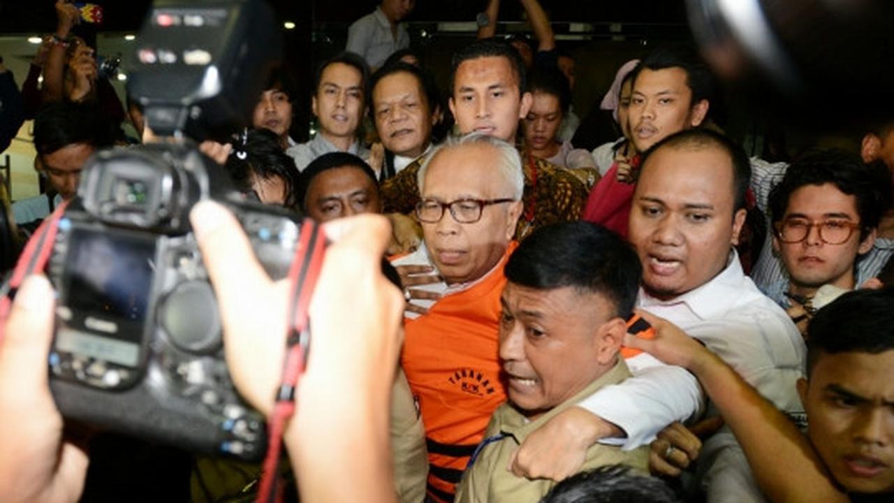 Keluar sebagai tahanan KPK, OC Kaligis dikerubungi wartawan