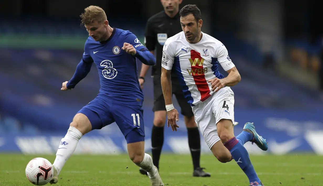 Penyerang Chelsea, Timo Werner, berebut bola dengan gelandang Crystal Palace, Luka Milivojevic, pada laga lanjutan Liga Inggris di Stamford Bridge, Sabtu (3/20/2020) malam WIB. Chelsea menang 4-0 atas Crystal Palace. (AFP/Kirsty Wigglesworth/pool)